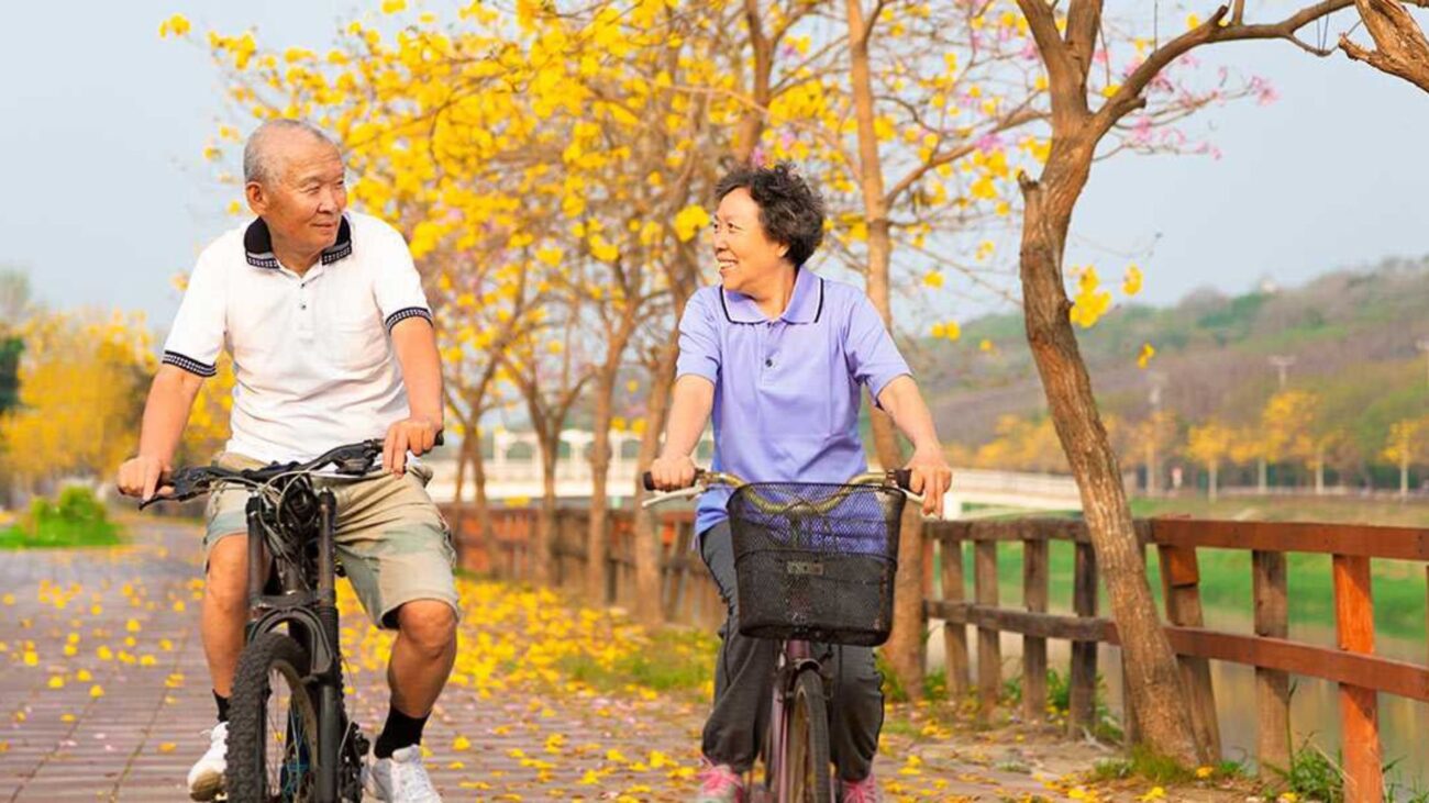 8 Bài Tập Thể Dục Giúp Người Cao Tuổi Tăng Cường Sức Khỏe 4 Bài tập đạp xe giúp cho tay chân hoạt động linh hoạt hơn