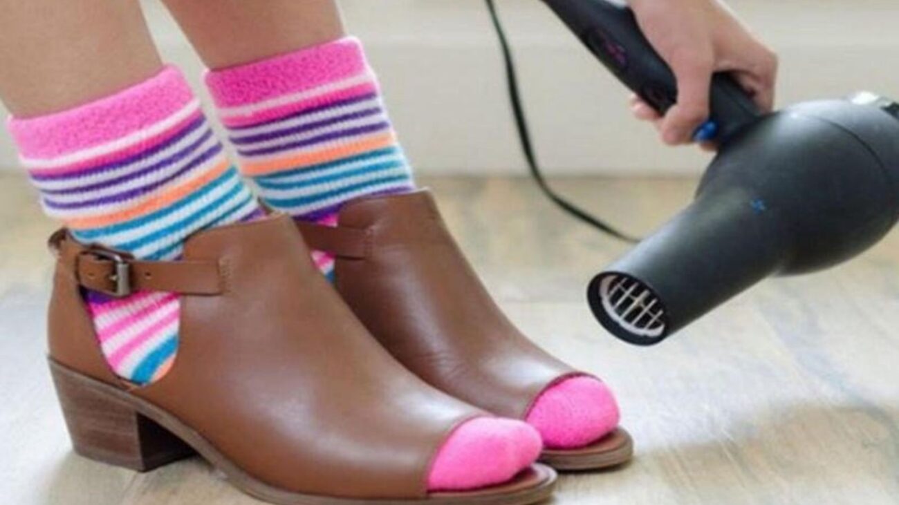 8 Cách Làm Khô Tất Nhanh Chóng Trong Mùa Mưa 2 Dùng máy sấy tóc
