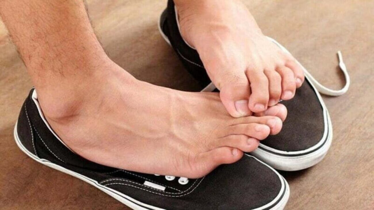 12 Cách Trị Hôi Chân Khi Mang Giày, Dép Nhiều Hiệu Quả Và Đơn Giản 2 Những nguyên nhân gây ra mùi hôi khó chịu ở chân khi mang giày