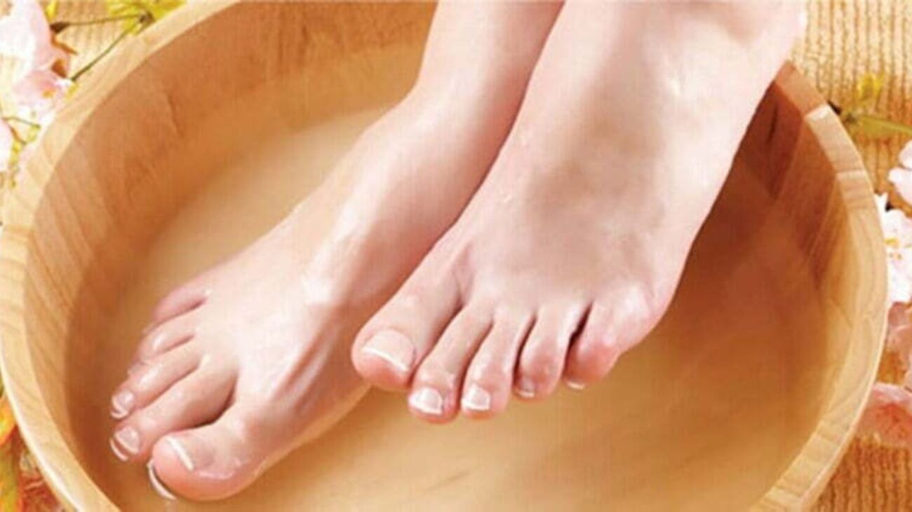 12 Cách Trị Hôi Chân Khi Mang Giày, Dép Nhiều Hiệu Quả Và Đơn Giản 11 Ngâm chân giúp cơ thể được thư giãn, loại bỏ mùi hôi chân và lưu thông khí huyết