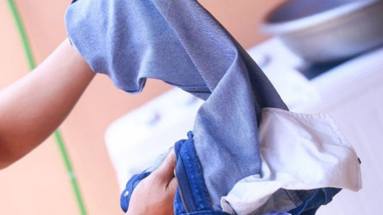 5 Cách Xử Lý Quần Bị Sờn Vải Đúng Chuẩn, Cực Hiệu Quả Tại Nhà 4 Kiểm tra thật kỹ trước khi giặt