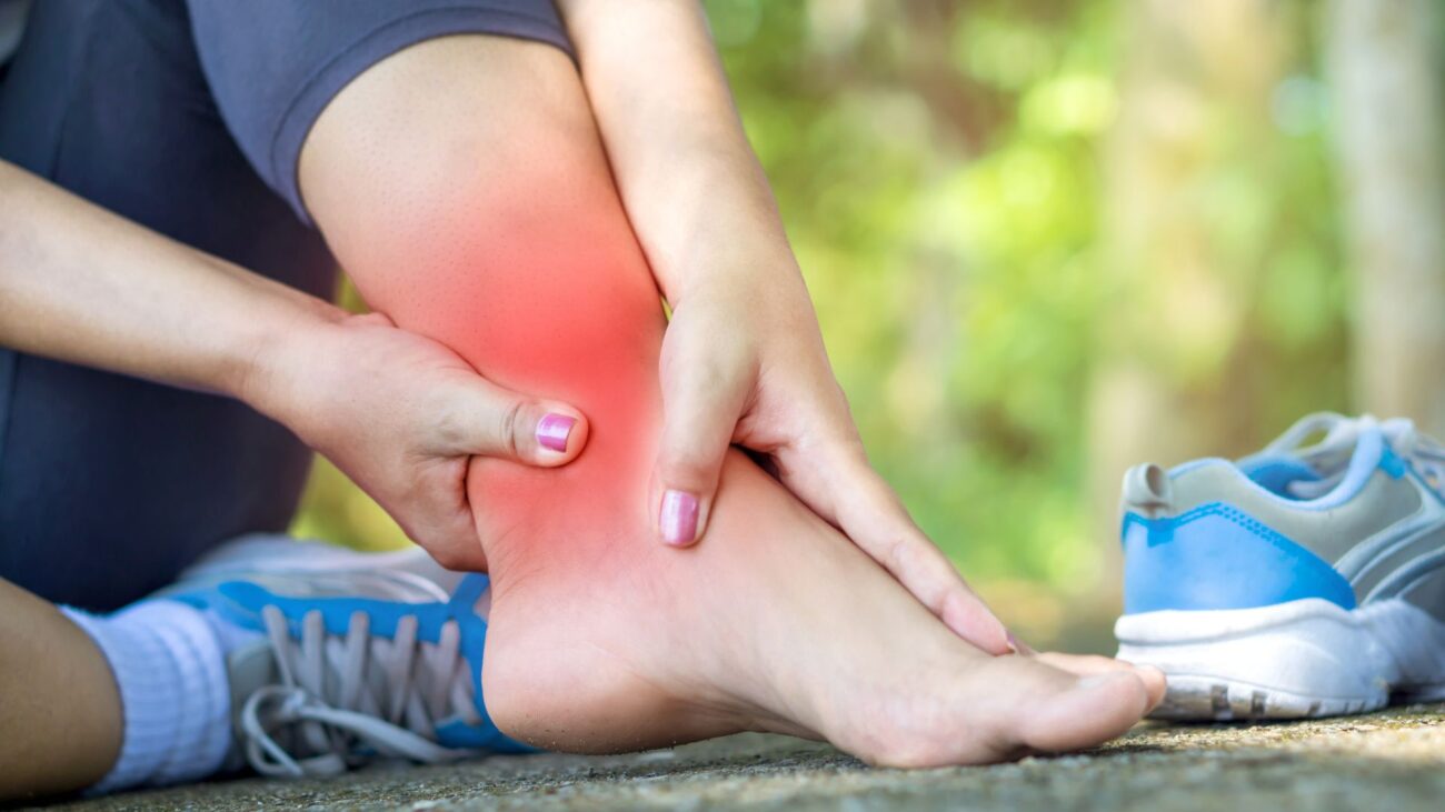 Lật sơ mi cổ chân là gì? Cách xử lý hiệu quả lật sơ mi cổ chân